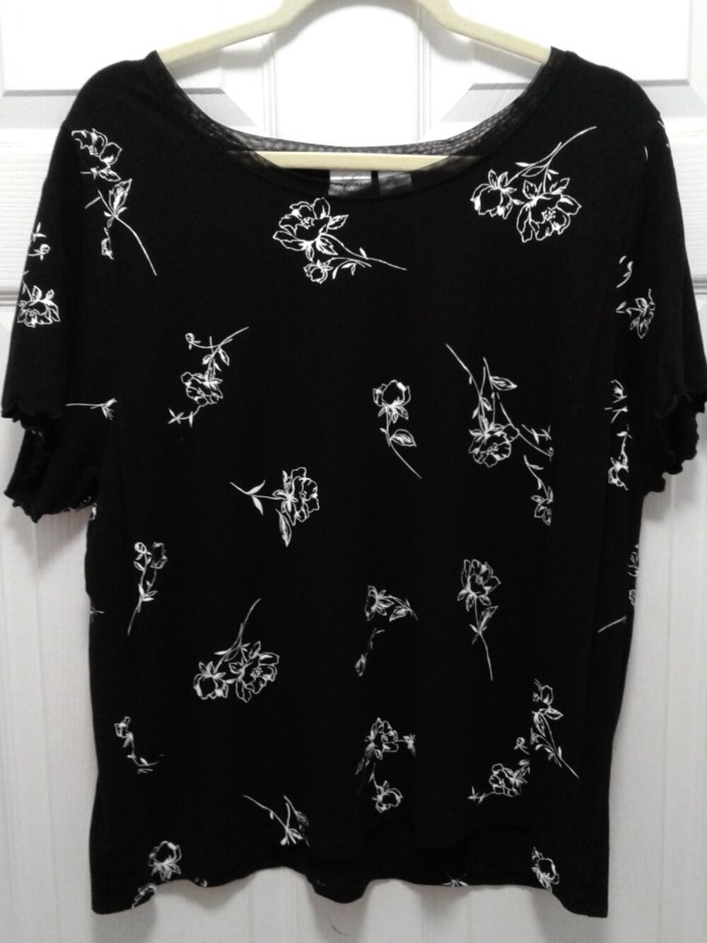 Emma James Woman Black Blouse with Flowers  Size 3